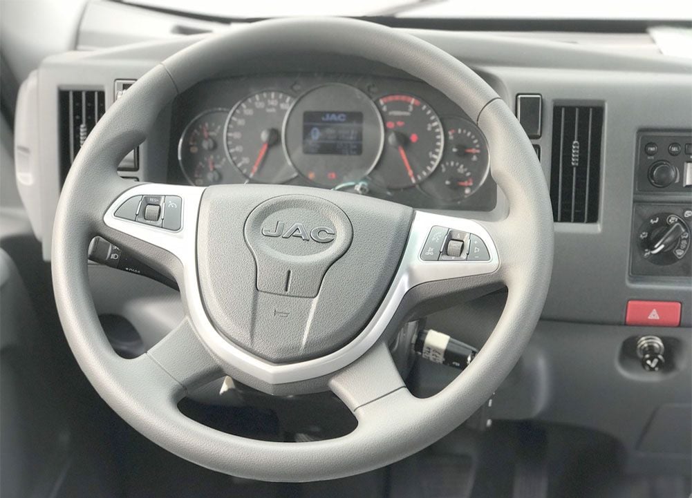 Xe tải JAC N900 E5 thùng mui bạt trang bị hệ thống lái trợ lực