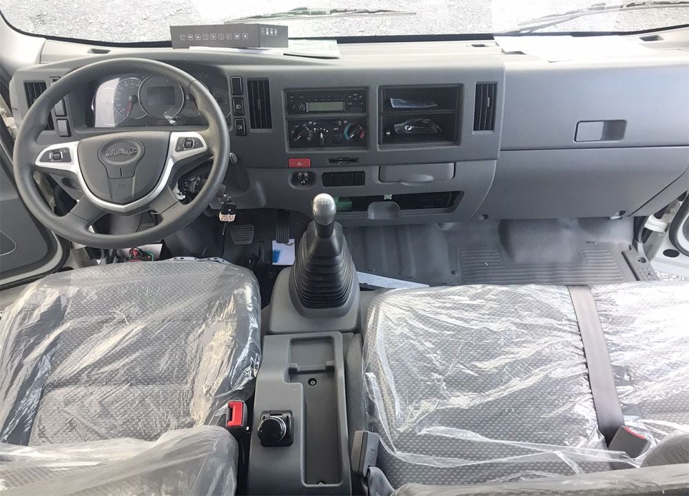 Xe tải JAC N900 E5 thùng mui bạt trang bị nhiều tiện nghi hiện đại